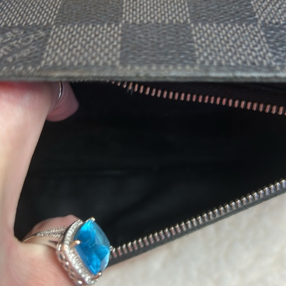 Louis Vuitton Wallet. Comes with a dust bag and a beautiful box. 2 - Picture 5 of 14